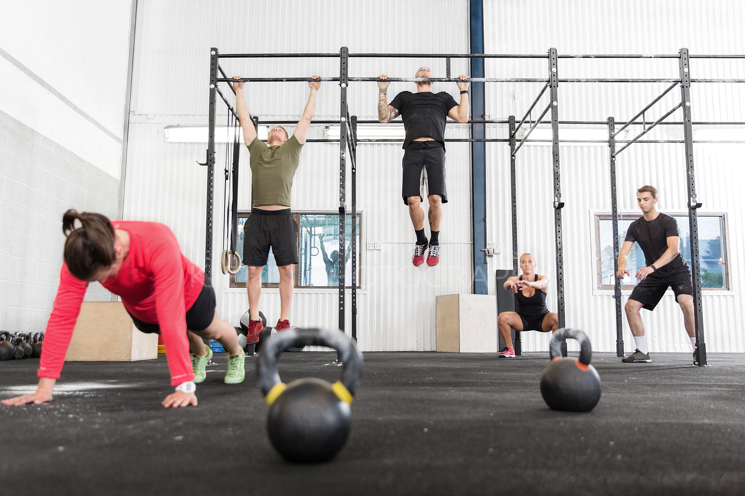 Crossfit group trains different exercises
