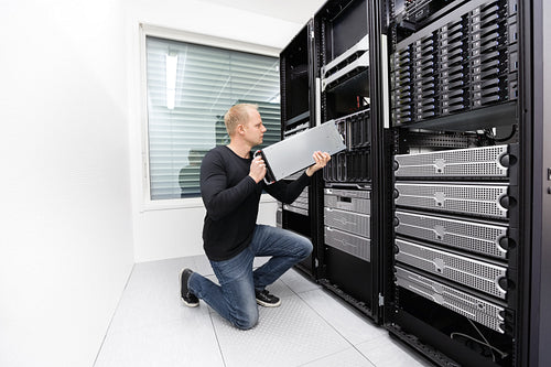 It technician replace blade server in datacenter