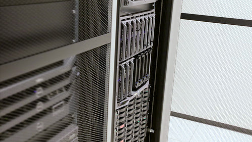 IT consultant install blade server in cluster at datacenter