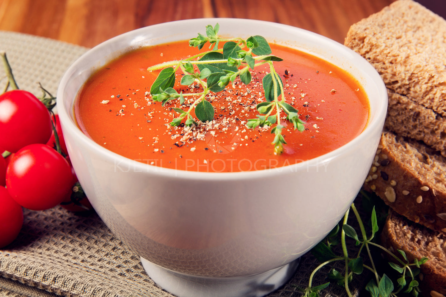 Fresh Tomato Soup with Bread