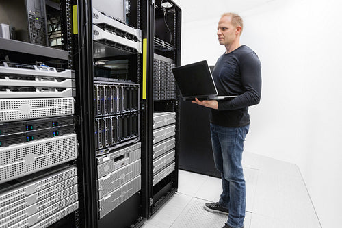It consultant monitor servers in data center