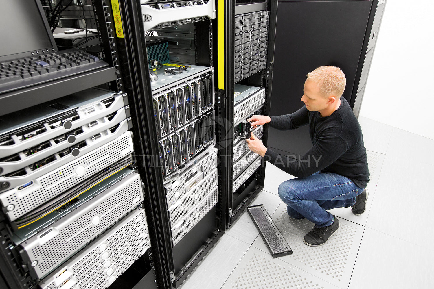 It engineer replace harddrive in datacenter