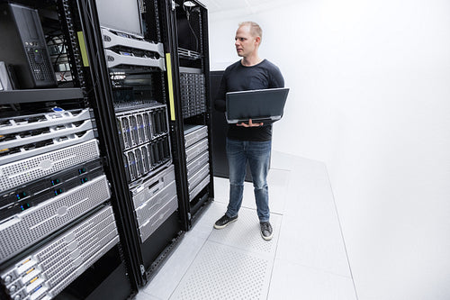 It consultant monitor servers in data center