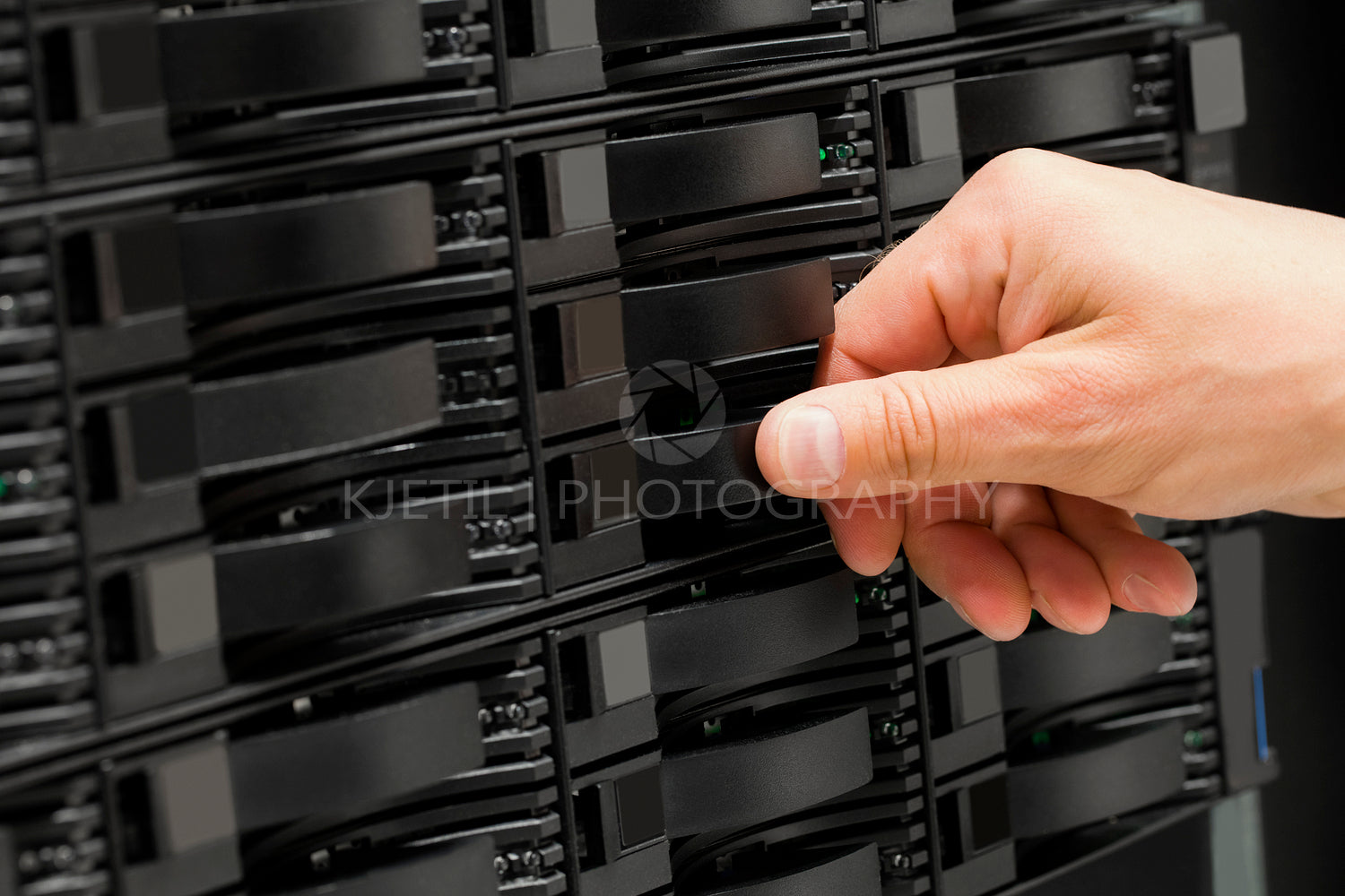 IT consultant replaces SAN harddrive in datacenter