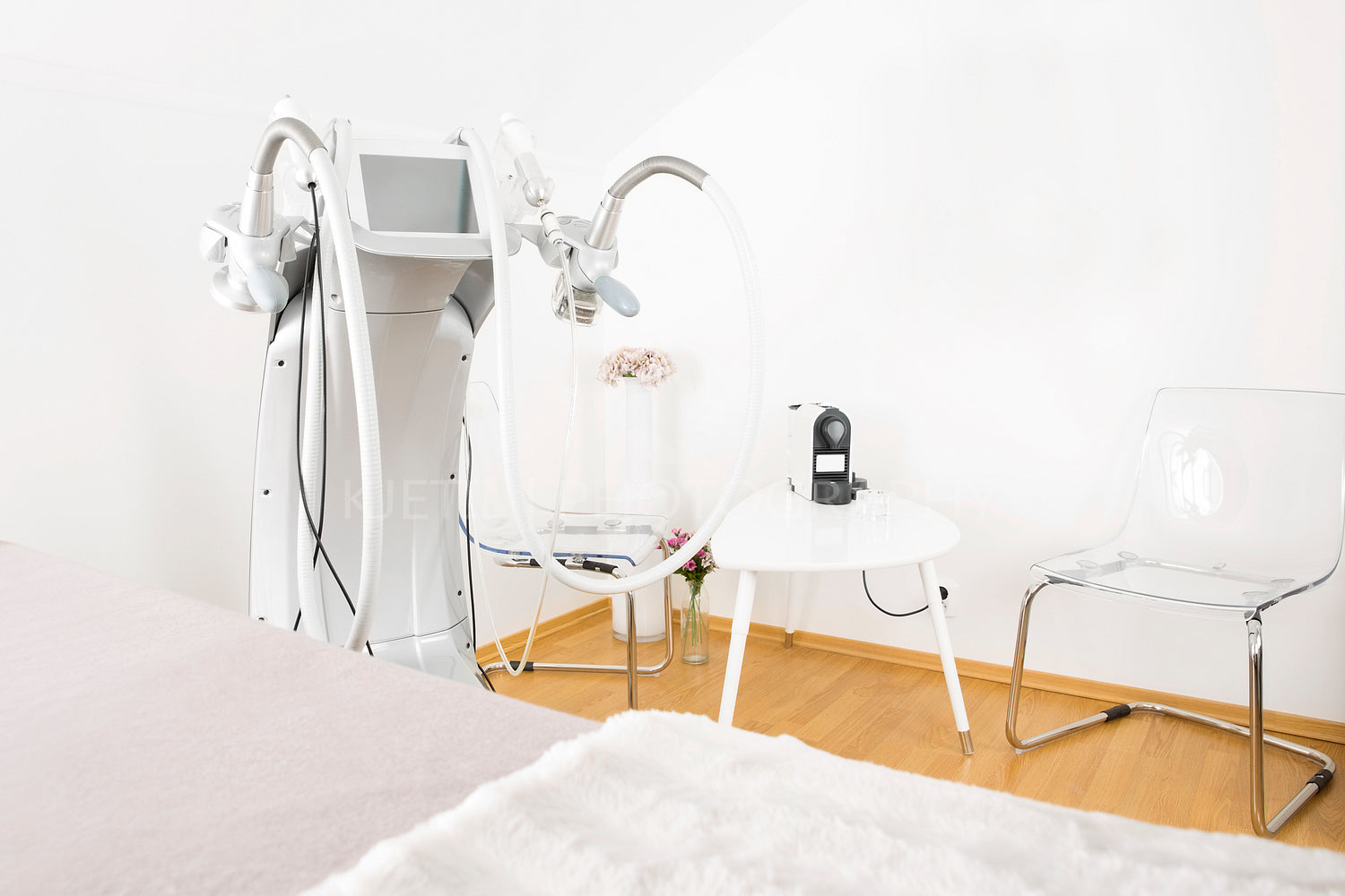 Body treatment clinic with advanced equipment