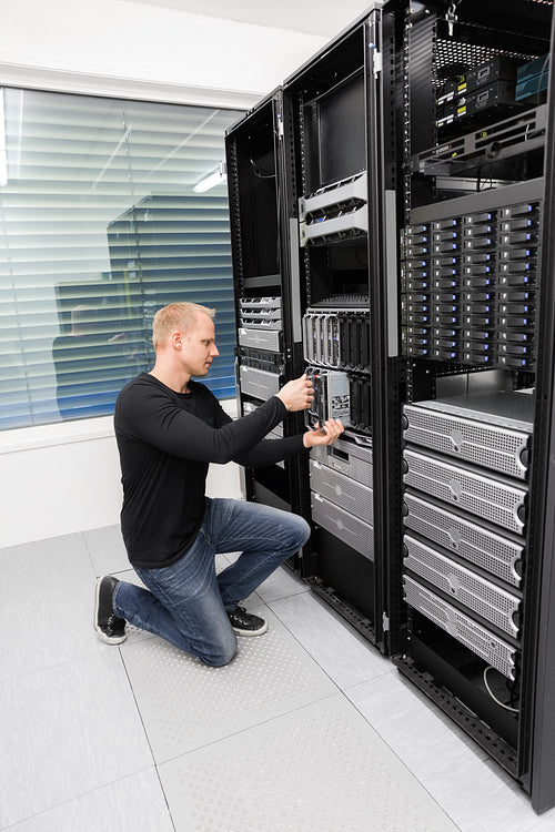 It consultant replace blade server in datacenter