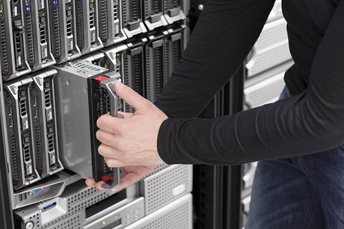 IT Engineer maintain Blade Server in Data Center