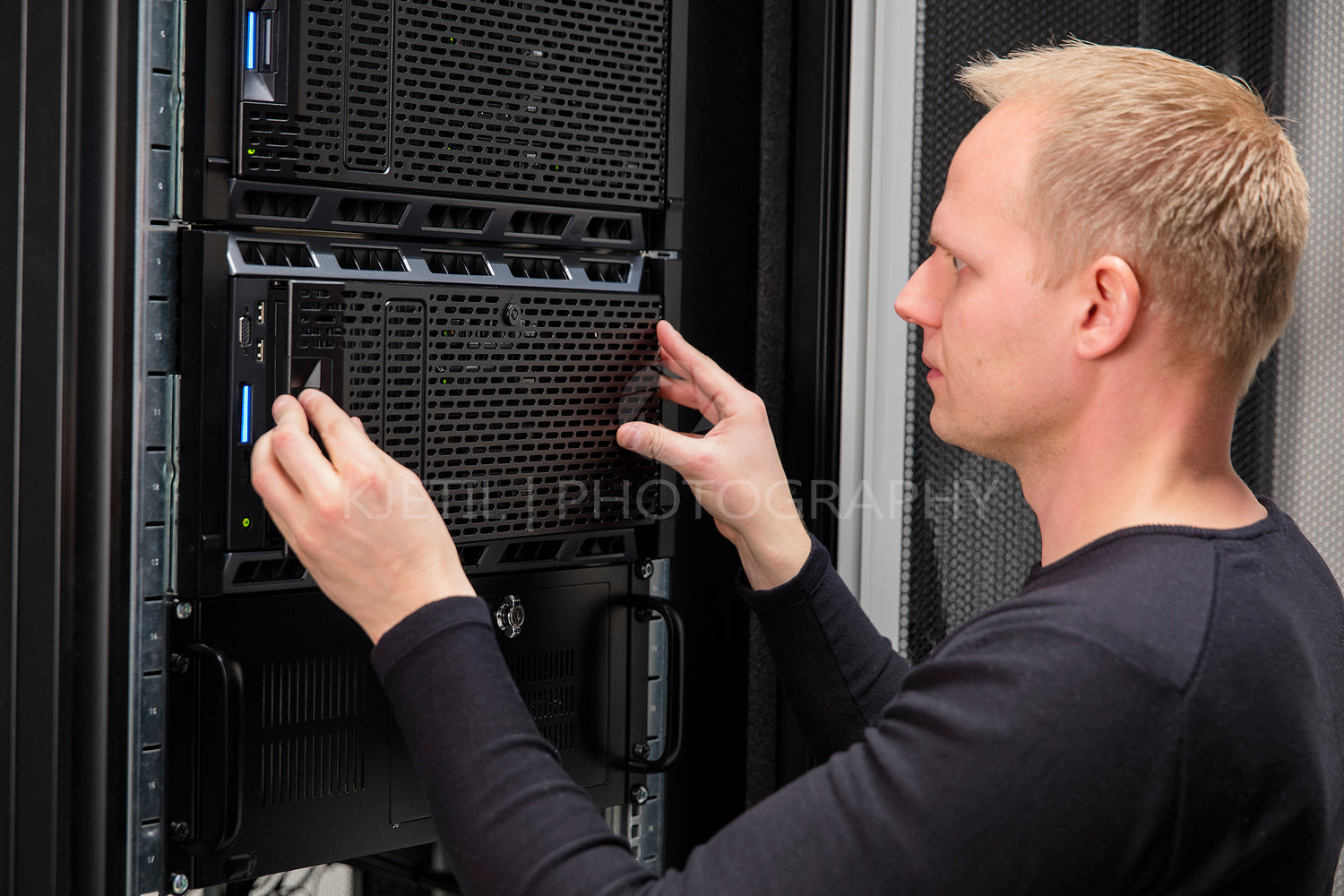 It consultant installing server in datacenter