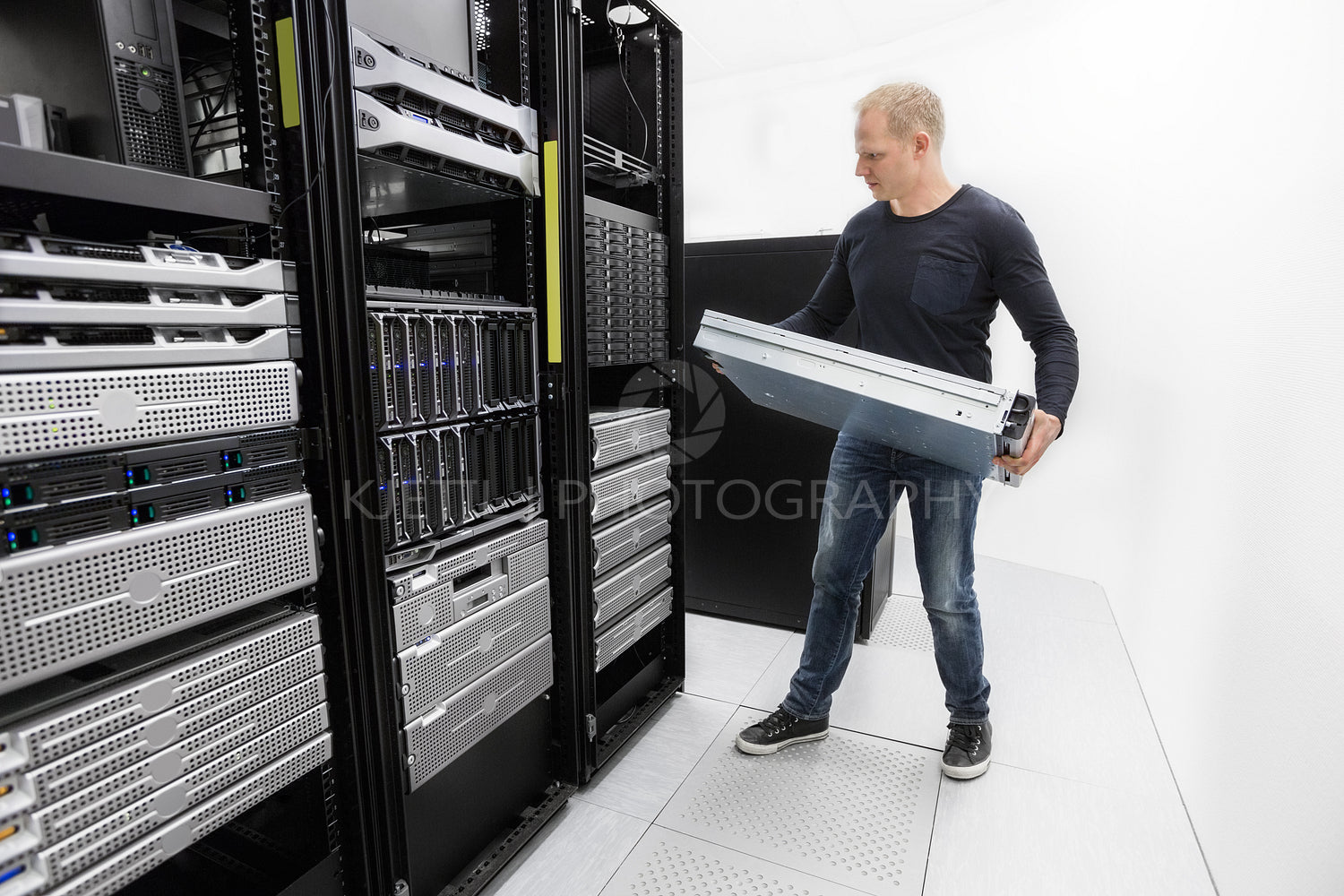 It consultant install rack server in datacenter