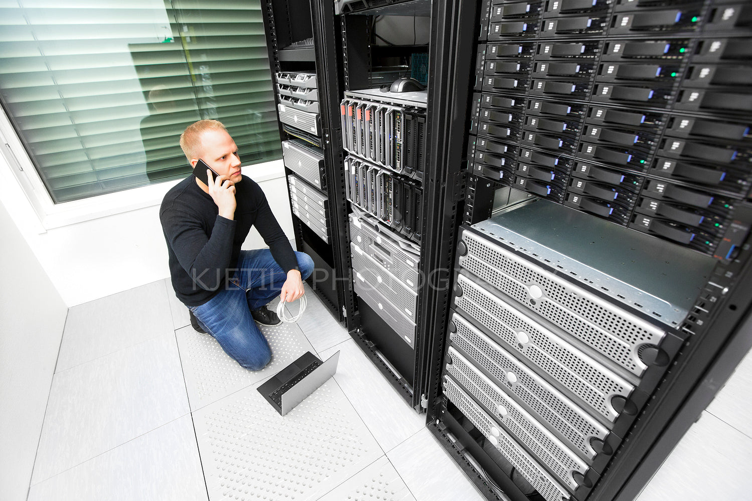 IT consultant solving problem with support in datacenter