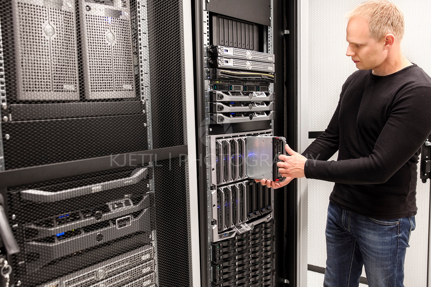 IT Consultant install blade server in large datacenter