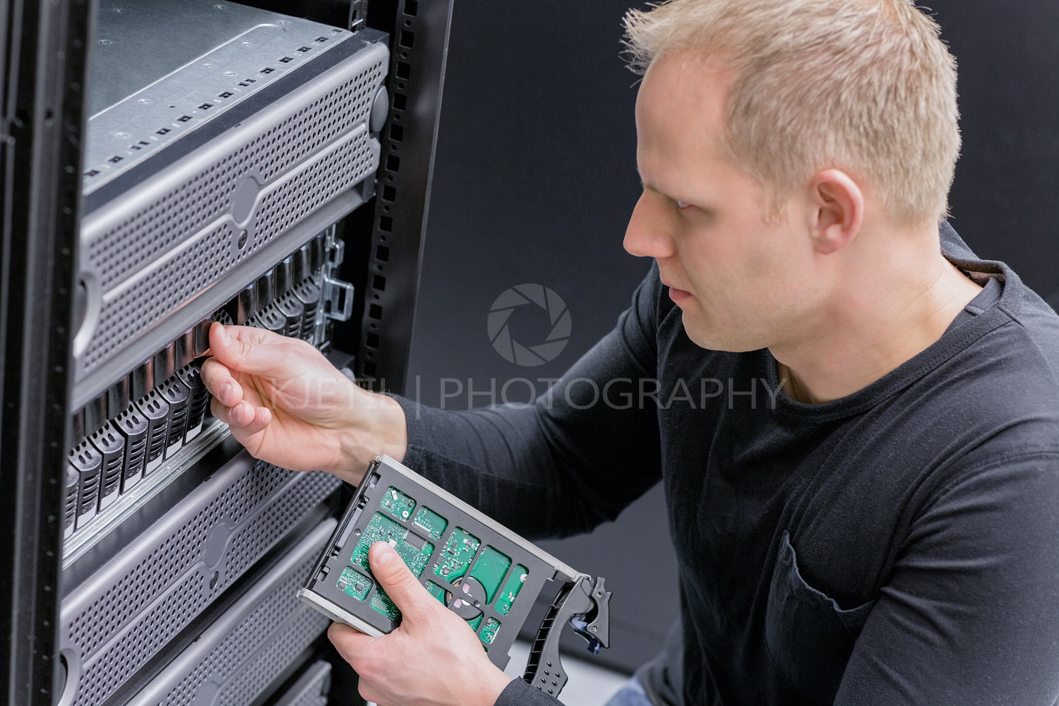 IT Consultant install new SAN hard drive