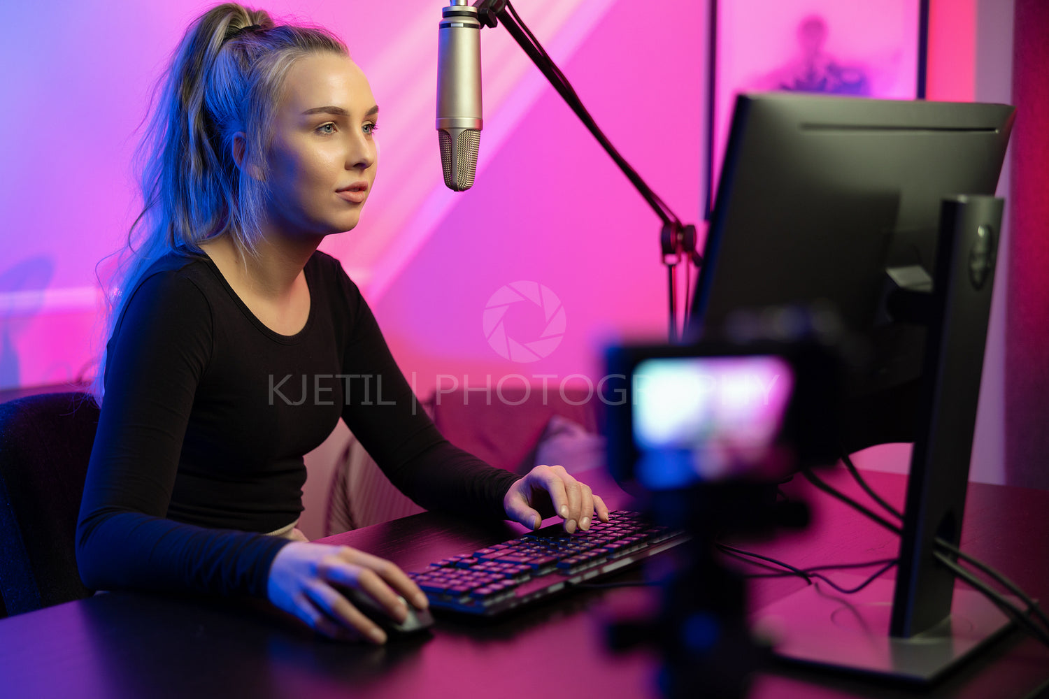 Professional e-sport gamer girl streaming and plays online video
