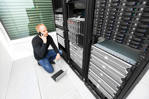 IT consultant solving problem with support in datacenter