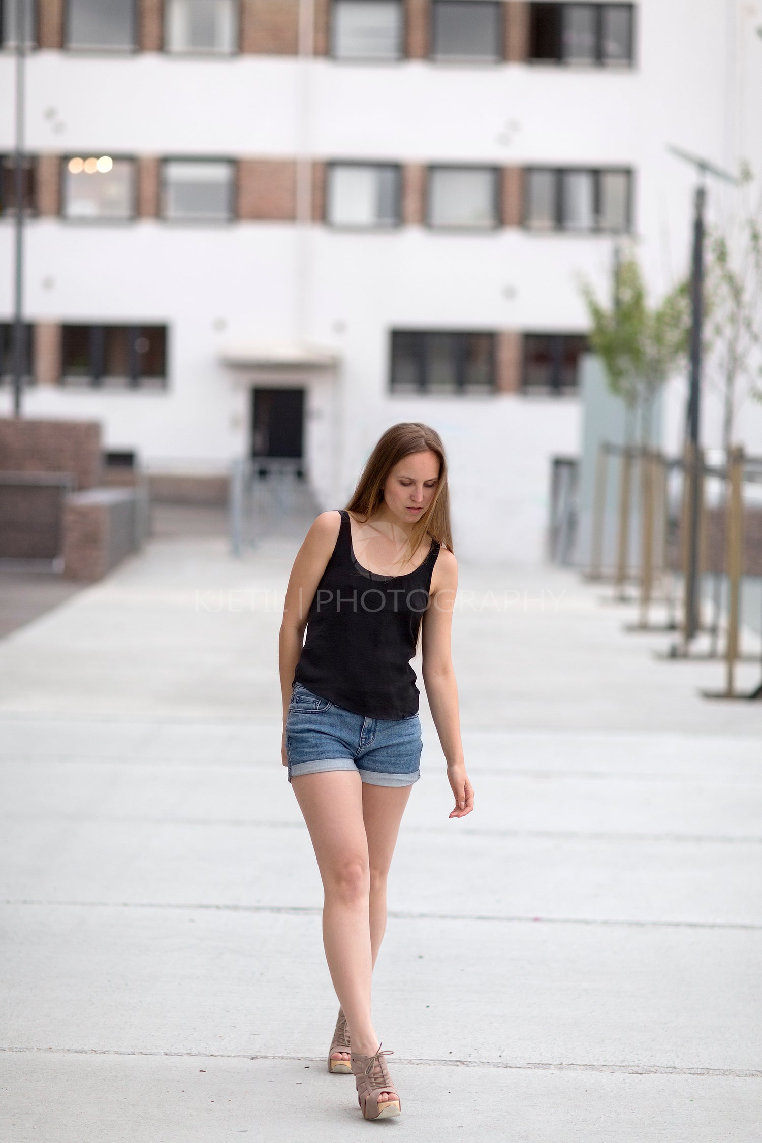 Urban nordic fashion woman model walks in the city