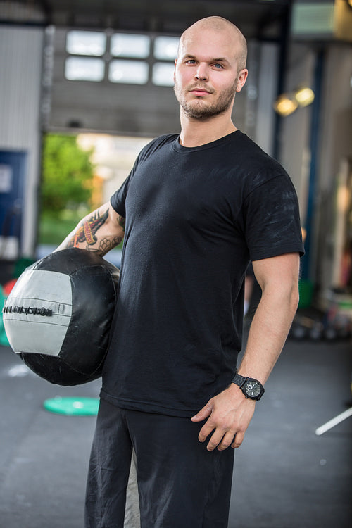 Crossfit traning man with med-ball